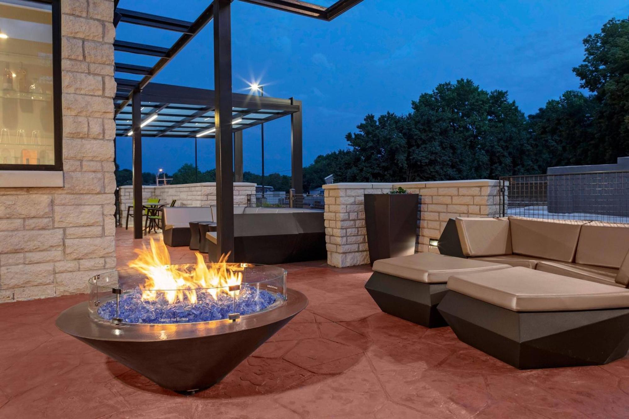 Springhill Suites By Marriott Kansas City Plaza Bagian luar foto
